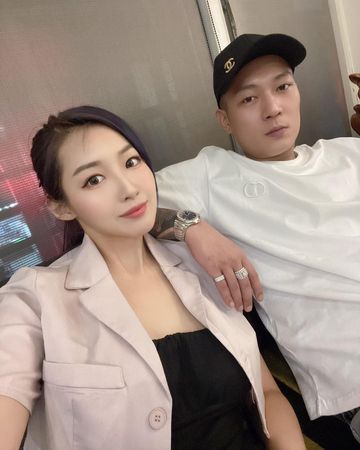 ▲鳳梨和歐菈穩交。（圖／翻攝自鳳梨臉書）