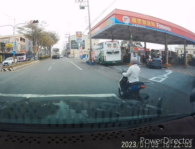 路口紅燈休旅車秒衝進加油站　7秒「假動作」讓他看傻（圖／翻攝自Facebook／爆料公社）