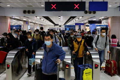 走得比來得多　香港「五一」首日24萬陸客入境、41萬港人離境