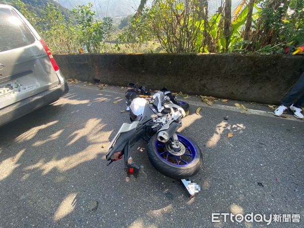 ▲▼廂型車後擋風玻璃遭機車騎士撞破             。（圖／記者陳以昇翻攝）