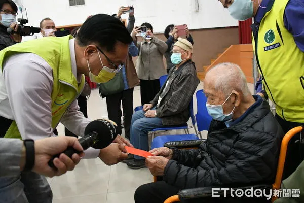 ▲市長林世賢發放紅包給102歲的人瑞林文漢。（圖／記者唐詠絮翻攝）