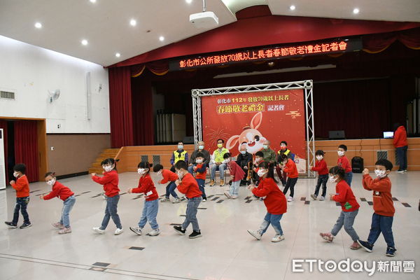 ▲市長林世賢發放紅包給102歲的人瑞林文漢。（圖／記者唐詠絮翻攝）