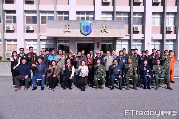 ▲花蓮縣長徐榛蔚率領春節敬軍團，赴陸軍花防部復興北營區致贈團體慰問金。（圖／花蓮縣政府提供，下同）