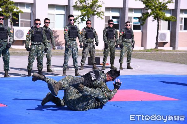 ▲花蓮縣長徐榛蔚率領春節敬軍團，赴陸軍花防部復興北營區致贈團體慰問金。（圖／花蓮縣政府提供，下同）