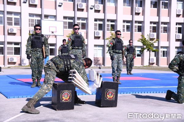 ▲花蓮縣長徐榛蔚率領春節敬軍團，赴陸軍花防部復興北營區致贈團體慰問金。（圖／花蓮縣政府提供，下同）