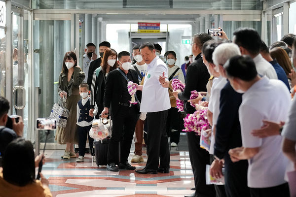 ▲▼泰國副總理兼衛生部長阿努廷9日率高官造訪曼谷機場，迎接中國解封後首批抵達的陸客。（圖／路透）