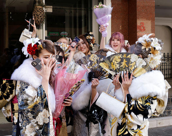 ▲▼1月9日是日本的「成人節」，2023年得成人節，也是將成年年齡由20歲調降至18歲後首個成人節。（圖／路透）