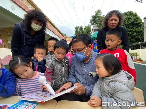 ▲關山鎮長彭成豐到鎮立幼兒園看望小朋友，送給每位小朋友一份雙語點讀學習教材。（圖／記者楊漢聲翻攝）