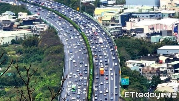 ▲春節期間國道車多壅塞，駕駛和乘客久坐恐生經濟艙症候群。（圖／記者呂佳賢攝）