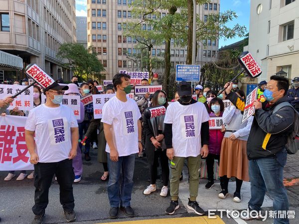 ▲▼  媽媽社工拿打火機上街頭抗議！　籲藍委不要阻擋菸防法      。（圖／記者崔至雲攝）