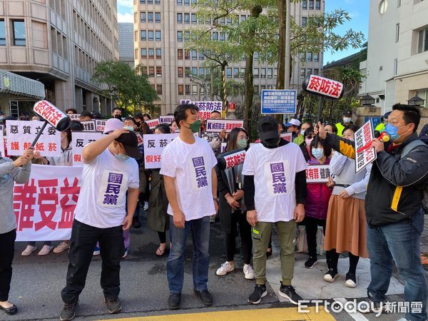 ▲▼  媽媽社工拿打火機上街頭抗議！　籲藍委不要阻擋菸防法      。（圖／記者崔至雲攝）