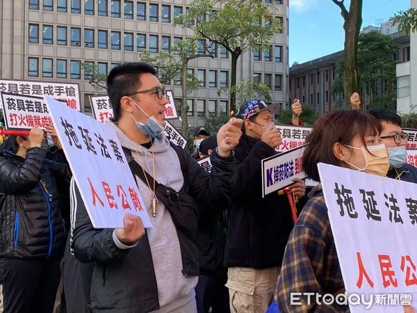 ▲▼  媽媽社工拿打火機上街頭抗議！　籲藍委不要阻擋菸防法      。（圖／記者崔至雲攝）