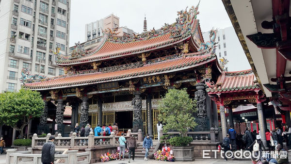 ▲農曆新年走春景點,萬華龍山寺,兔年安太歲,點燈祈福,艋舺龍山寺,國定古蹟。（圖／記者謝婷婷攝）