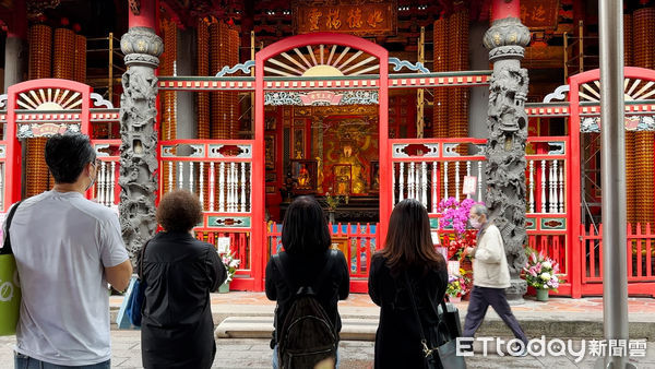 ▲農曆新年走春景點,萬華龍山寺,兔年安太歲,點燈祈福,艋舺龍山寺,國定古蹟。（圖／記者謝婷婷攝）