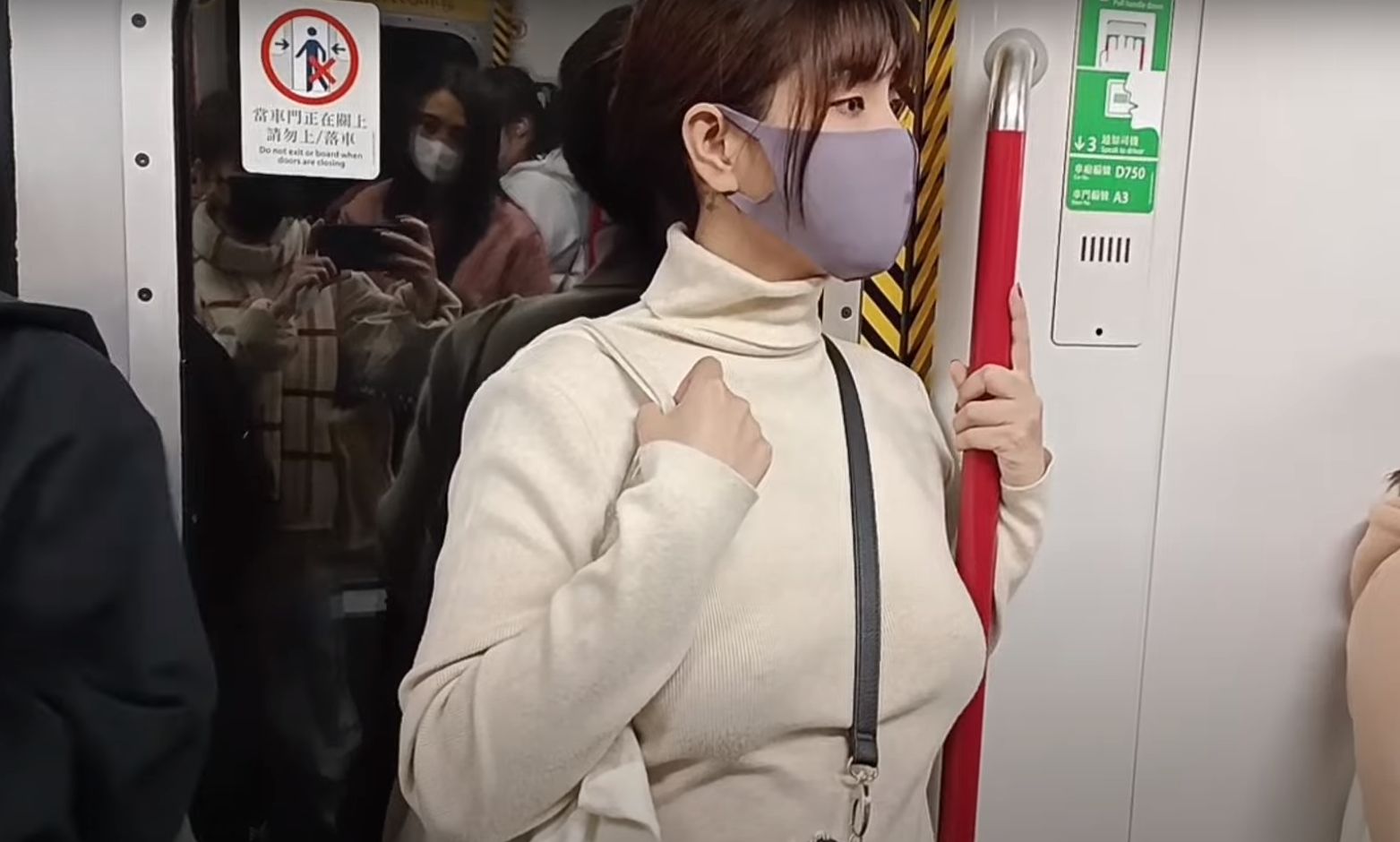 ▲吳夢夢PO出一段未穿胸罩搭相港地鐵的畫面。（圖／翻攝自YouTube／吳夢夢monmon_tw）