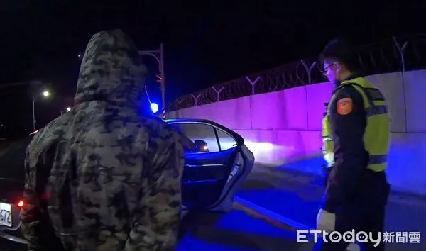 ▲男子所駕自小客車號牌燈未亮遭員警攔查。（圖／吉安警分局提供，下同）