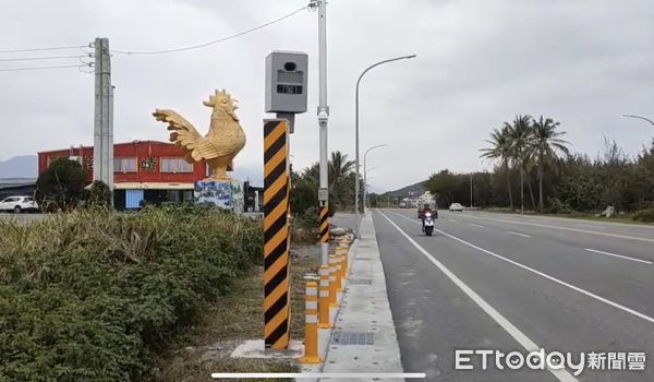 ▲金雞母照相桿誕生，台東富岡測速桿取締件數高達18955件。（圖／記者楊漢聲翻攝）