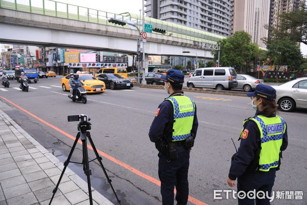 ▲不讓台中成「行人地獄」，市警局路口交通大執法。（圖／記者游瓊華攝）