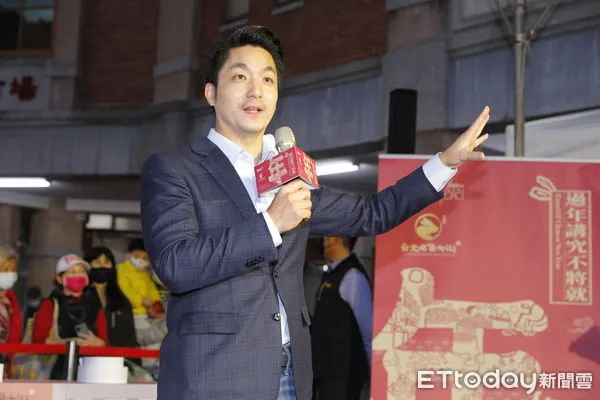 ▲▼受疫情影響停辦兩年的台北年貨大街今年重新舉辦，迪化商圈特別舉行點燈儀式，邀請新科台北市長蔣萬安到場。蔣萬安現場除露一手做年菜的功夫，分送發財金給現場民眾，還到霞海城隍廟上香祈福。（圖／記者湯興漢攝）