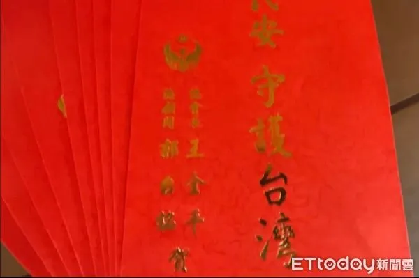 ▲南投紫南宮出現10幾箱郭台銘、王金平的「聯名紅包」。（圖／民眾提供）