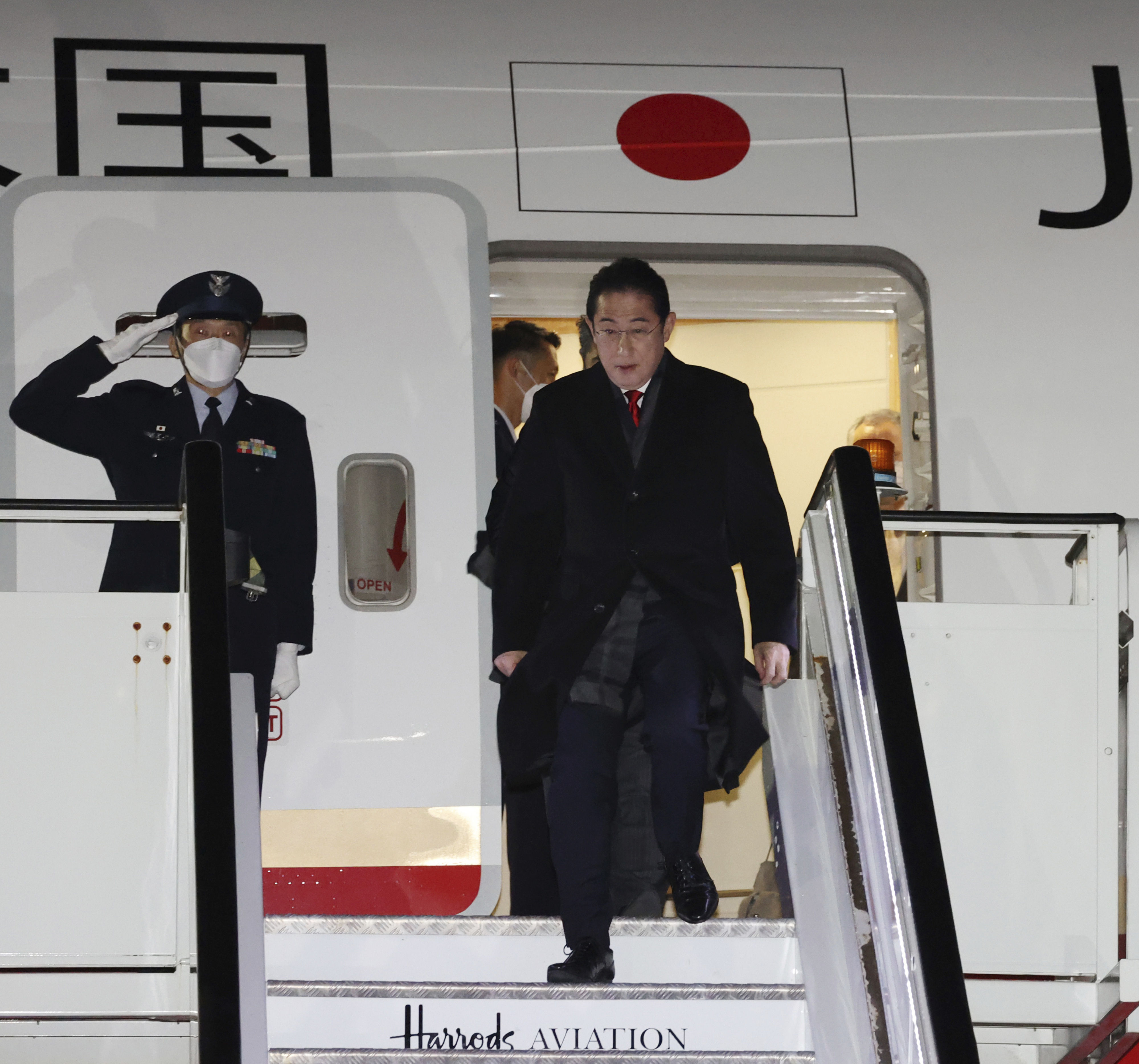 ▲日本首相岸田文雄抵達英國，展開為期7天的歐洲訪問之旅，預計與G7領導人會面。（圖／達志影像／美聯社）