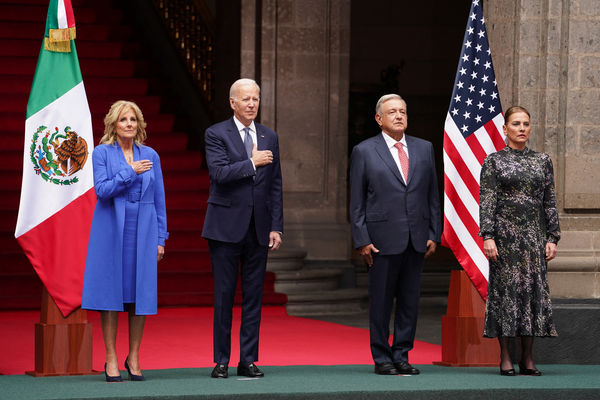 ▲▼美國總統拜登出訪墨西哥，與墨西哥總統羅培茲歐布拉多（Andres Manuel Lopez Obrador）出席峰會歡迎儀式。（圖／路透）