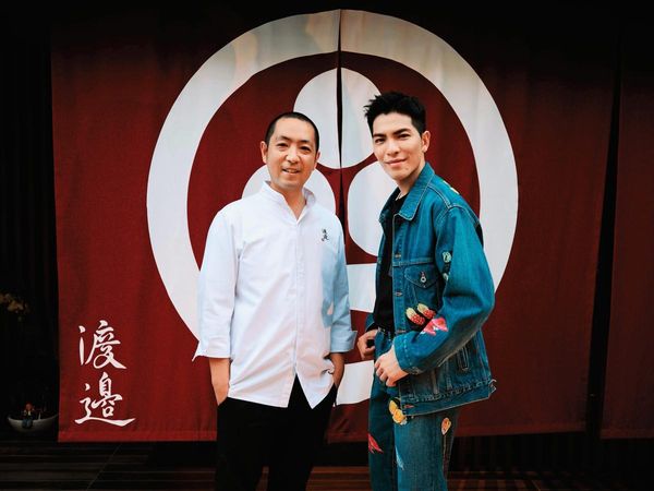 老蕭（右）和投資的「渡邊」日本料理主廚（左）合照，餐廳生意好到連他都得排隊。（喜鵲娛樂提供）