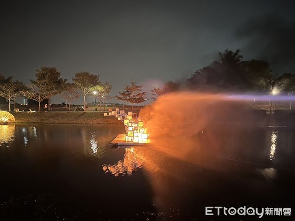 ▲即將正式開展的鹽水月津港燈節展覽區，10日晚上傳出火警，位於水中展覽區的展覽品突起火燃燒，消防人員迅速撲滅火勢，燒毀展覽學生作品1件。（圖／記者林悅翻攝，下同）