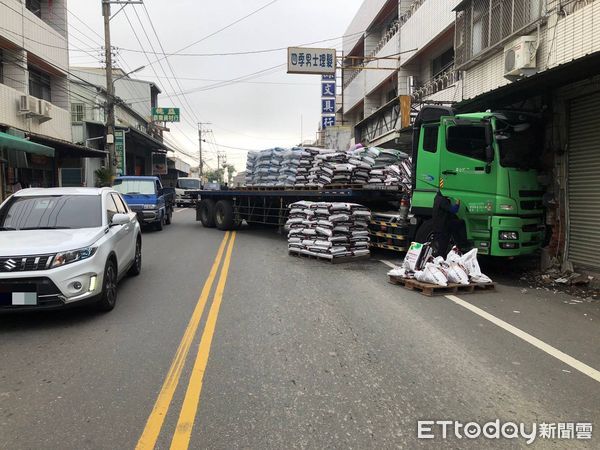 ▲▼1輛載有肥料的曳引車卸貨時忘了剎車，導致滑行撞毀民宅。（圖／民眾提供，下同）