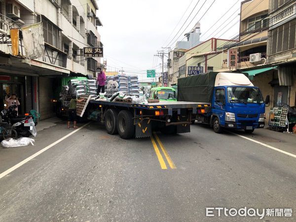 ▲▼1輛載有肥料的曳引車卸貨時忘了剎車，導致滑行撞毀民宅。（圖／民眾提供，下同）