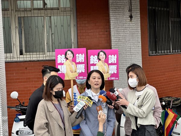 ▲北市第三選區立委補選當選人王鴻薇11日到大直謝票，並接受媒體訪問。（圖／王鴻薇辦公室提供）