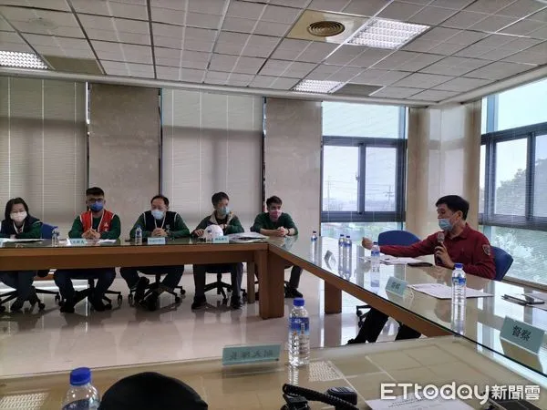 ▲台南市消防局第三救災救護大隊， 11日上午與七股區全球著名束帶廠商凱士士企業合作，辦理了一場兵棋推演與實兵演練，相互搭配的企業災害初期自主應變演練。（圖／記者林悅翻攝，下同）