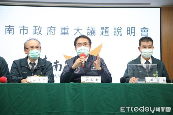 ▲台南市長黃偉哲率秘書長及局處首長，召開記者會說明四大爭議，網友對黃偉哲的作法表示肯定，並說「正面回應比別人亂說來的好」。（圖／記者林悅翻攝，下同）