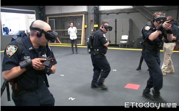 ▲警政署資訊室繼美國紐約警察局NYPD後導入VR虛擬實境射擊訓練系統，其能增加警員臨場反應能力。（圖／記者張君豪翻攝）