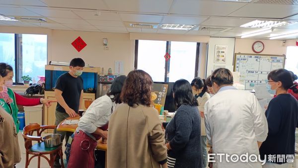 ▲受疫情影響，睽違兩年多的門諾醫院迦南病房咖啡時光再度重啟。（圖／門諾醫院提供，下同）