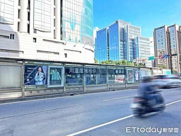 ▲北市公車站出現的創意廣告。（圖／ETtoday攝）