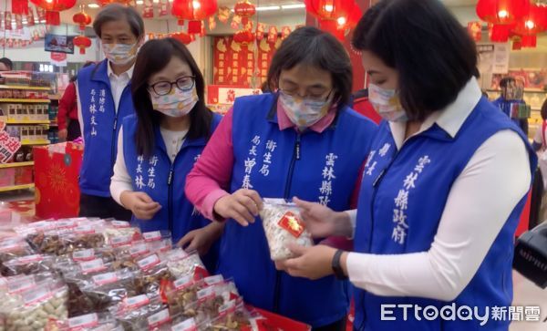 ▲雲林縣長張麗善率消防局、衛生局聯合稽查大賣場消防及食品衛生安全。（圖／記者蔡佩旻攝）