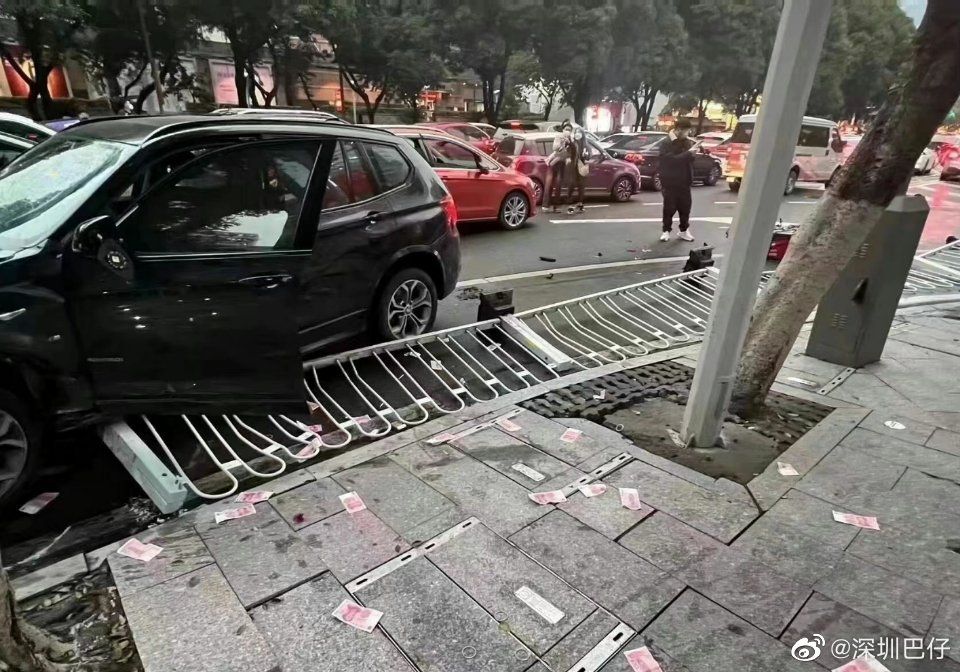 ▲▼廣州BMW男衝撞行人5死。（圖／翻攝微博）