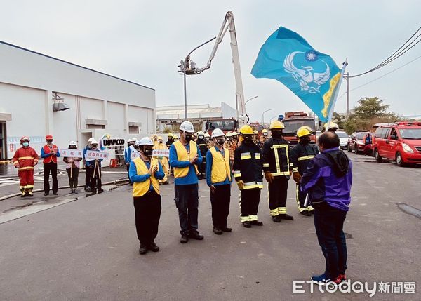 ▲台南市消防局第二救災救護大隊與岱稜科技首辦企業自主防災示範，及企業義消成軍。（圖／記者林悅翻攝，下同）