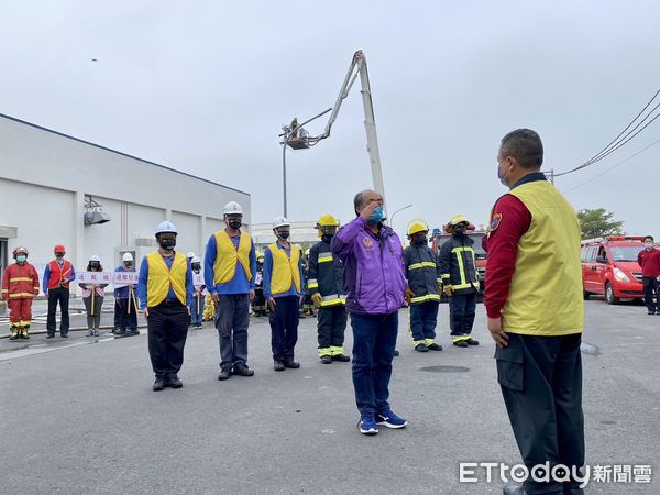 ▲台南市消防局第二救災救護大隊與岱稜科技首辦企業自主防災示範，及企業義消成軍。（圖／記者林悅翻攝，下同）