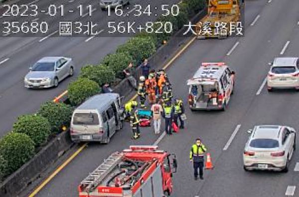 ▲▼15:49國3北向56.8K發生3小客追撞占用內線事故，事故處理中，回堵8公里。（圖／翻攝高速公路1968）