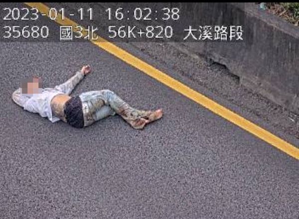 ▲▼國道3號北上大溪路段事故 民眾被抛出車外。（圖／翻攝記者爆料網）