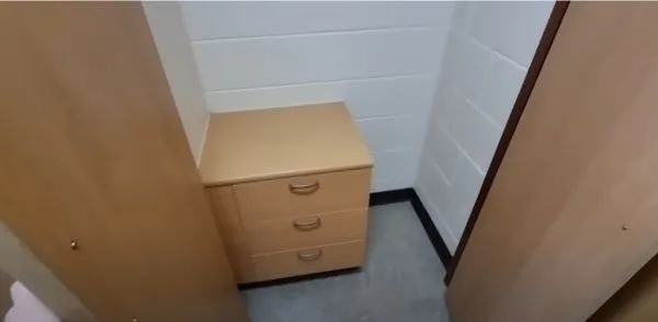 ▲▼台裔阿兵哥開箱美軍宿舍的寢室。（圖／翻攝自YouTube／肥宅阿兵哥的生活）