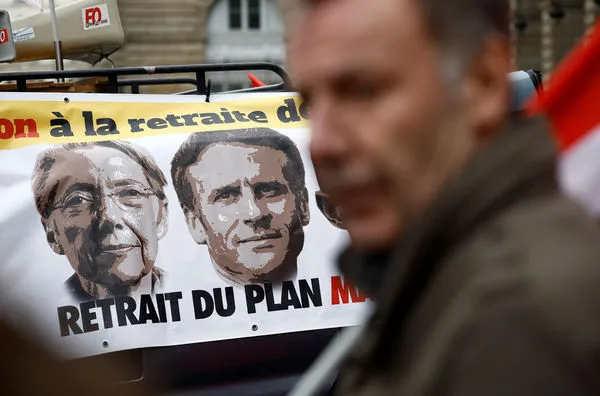 ▲▼ 法國民眾10日在街上橫掛印有總理柏納、總統馬克宏的布條，抗議政府的退休金改革計畫。（圖／路透）