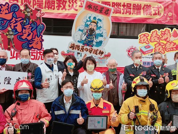 ▲▼嘉邑城隍廟捐贈消防局救災平板電腦 。（圖／嘉義市消防局提供）