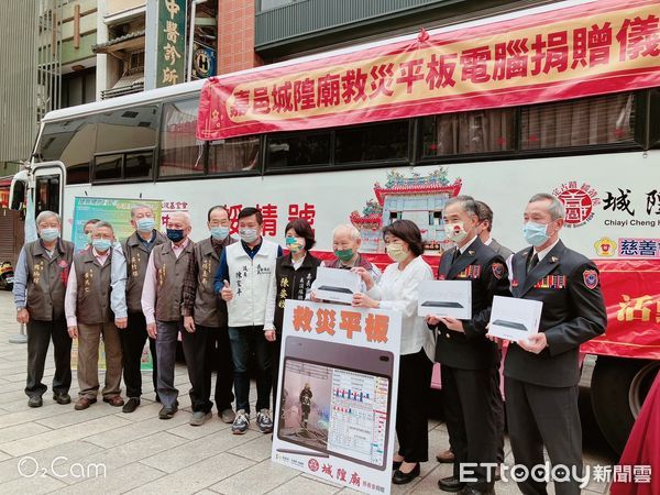 ▲▼嘉邑城隍廟捐贈消防局救災平板電腦 。（圖／嘉義市消防局提供）