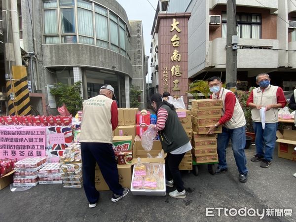 ▲台南市勞工局媒合各工會寒冬送暖再出發！12日由大台南總工會鄭山林理事長帶領下愛心接棒，致贈給17區30戶職災、弱勢勞工家庭。（圖／記者林悅翻攝，下同）