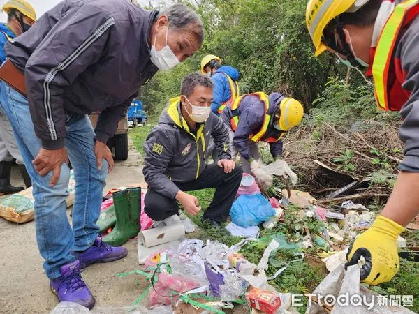 ▲▼金門古戰場古寧頭海岸線偷倒垃圾嚴重，環保單位將加強查緝。（圖／記者林名揚翻攝）