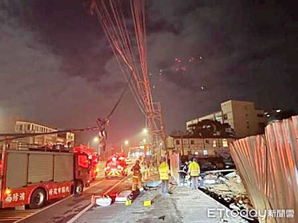 ▲桃園市梅姓越南籍男子昨（11）日深夜駕車搭載3名同鄉，行經平鎮區中興路失控自撞電桿後再撞進附近工地，警消搶救受困者。（圖／記者沈繼昌翻攝）