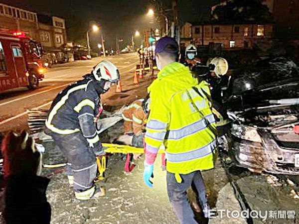 ▲桃園市平鎮區中興路昨天深夜發生車禍意外，警消將受困者救出送醫。（圖／記者沈繼昌翻攝）